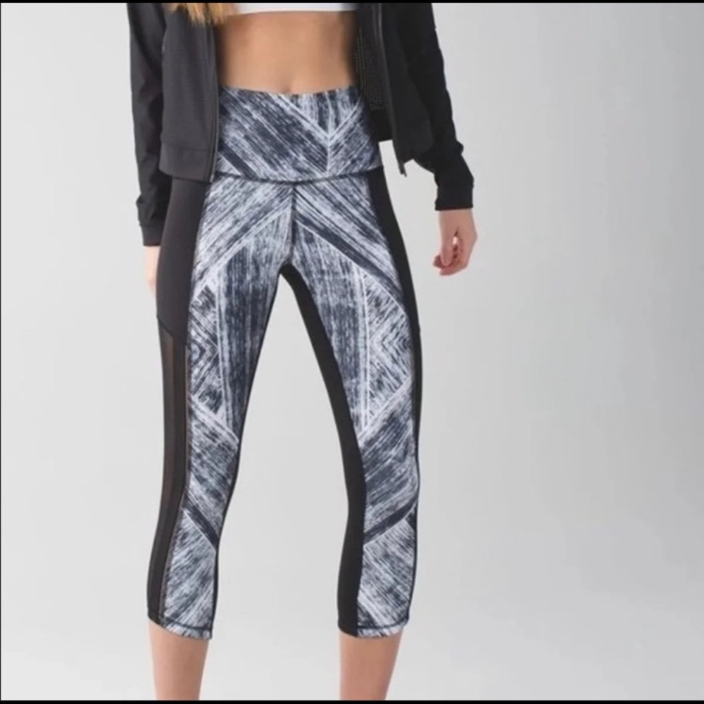 🍋Lululemon hot to street crop size 4